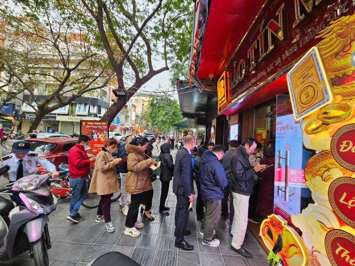 Trước đó, rất nhiều người xếp hàng mua vàng ngày 5/2. Ảnh: Thiên Anh