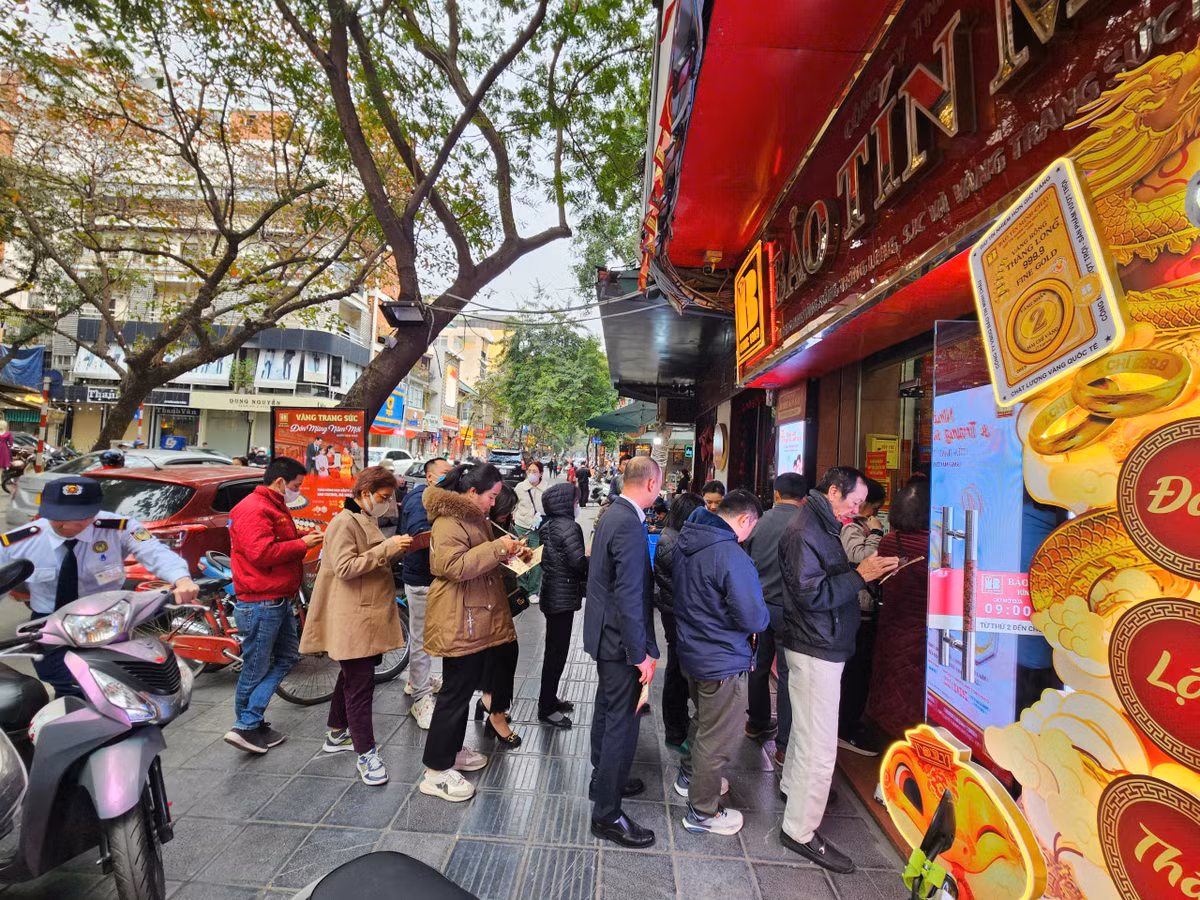 Trước đó, rất nhiều người xếp hàng mua vàng ngày 5/2. Ảnh: Thiên Anh