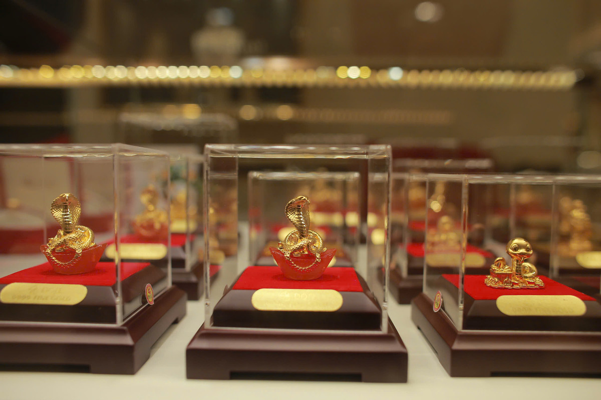 Rất nhiều tượng rắn mạ vàng phục vụ khách trong ngày vía Thần Tài. Ảnh: Thiên Anh