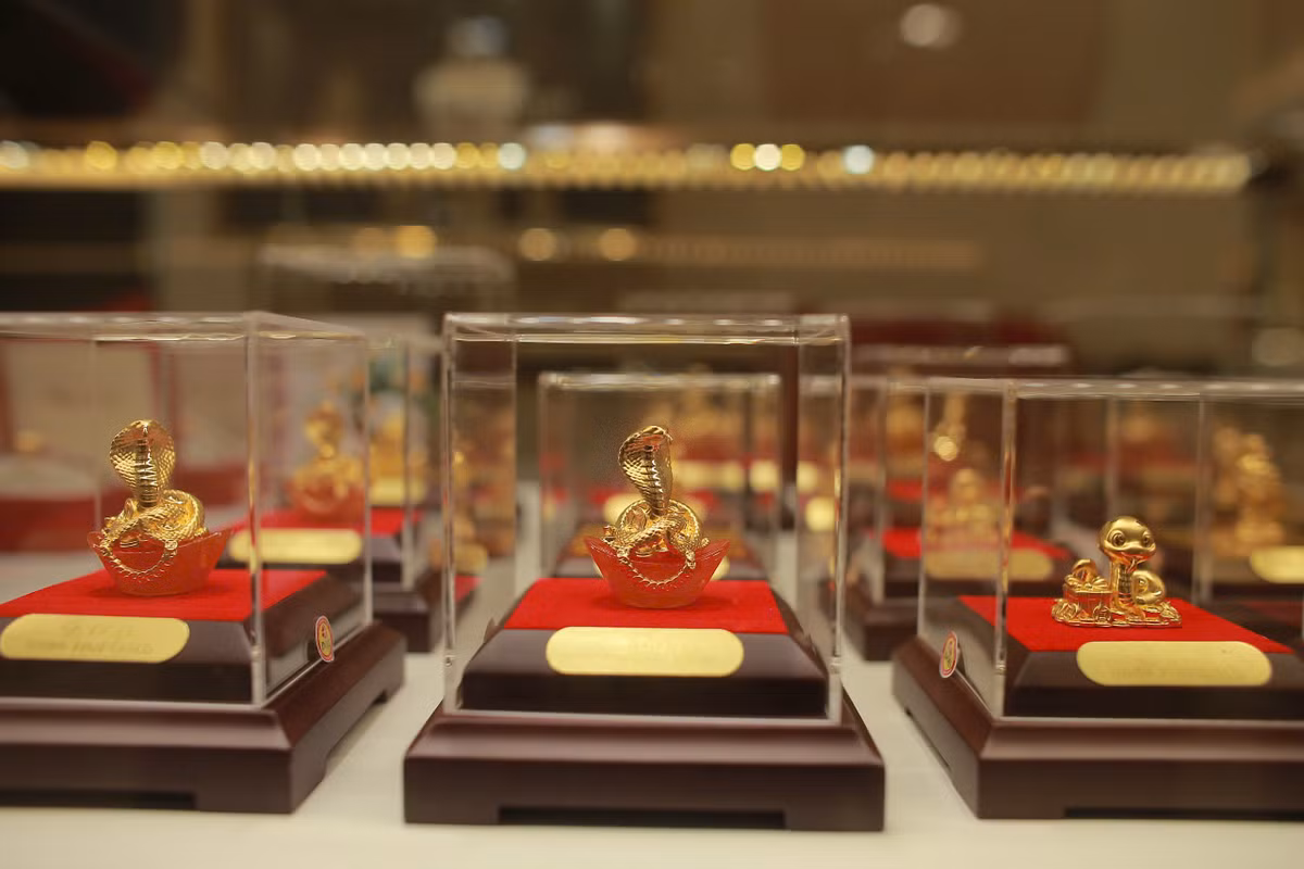 Rất nhiều tượng rắn mạ vàng phục vụ khách trong ngày vía Thần Tài. Ảnh: Thiên Anh