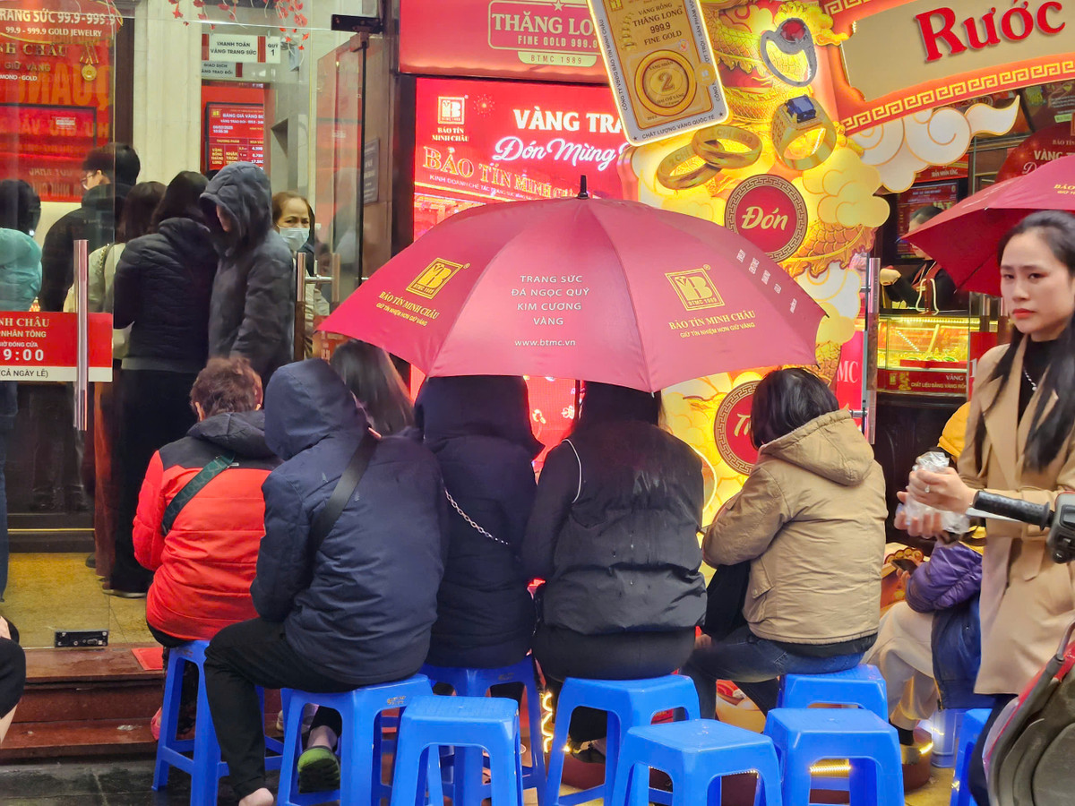 Đầu giờ sáng 6/2, giá vàng miếng SJC, vàng nhẫn tăng chậm hơn thế giới nhưng vẫn ở vùng đỉnh lịch sử. Cụ thể, giá vàng miếng được niêm yết ở mức 88,2 triệu đồng/lượng (mua vào) và 91,2 triệu đồng/lượng (bán ra) tăng 200.000 đồng/lượng so với cuối ngày hôm qua. Ảnh: Thiên Anh