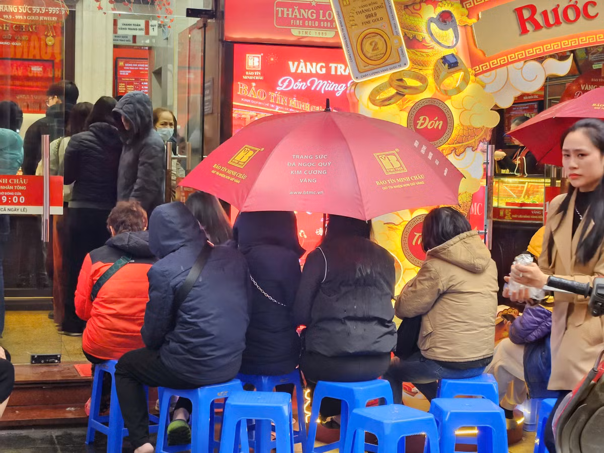 Đầu giờ sáng 6/2, giá vàng miếng SJC, vàng nhẫn tăng chậm hơn thế giới nhưng vẫn ở vùng đỉnh lịch sử. Cụ thể, giá vàng miếng được niêm yết ở mức 88,2 triệu đồng/lượng (mua vào) và 91,2 triệu đồng/lượng (bán ra) tăng 200.000 đồng/lượng so với cuối ngày hôm qua. Ảnh: Thiên Anh