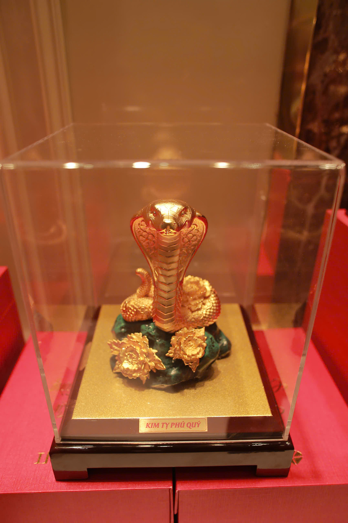 Doji tung ra thị trường đồng vàng, tượng vàng và trang sức vàng 24k Kim Tỵ, được chế tác dựa trên hình tượng linh vật Rắn Vàng năm 2025. Ảnh: Thiên Anh