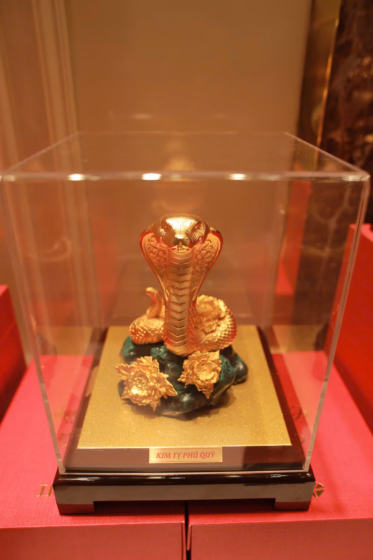 Doji tung ra thị trường đồng vàng, tượng vàng và trang sức vàng 24k Kim Tỵ, được chế tác dựa trên hình tượng linh vật Rắn Vàng năm 2025. Ảnh: Thiên Anh