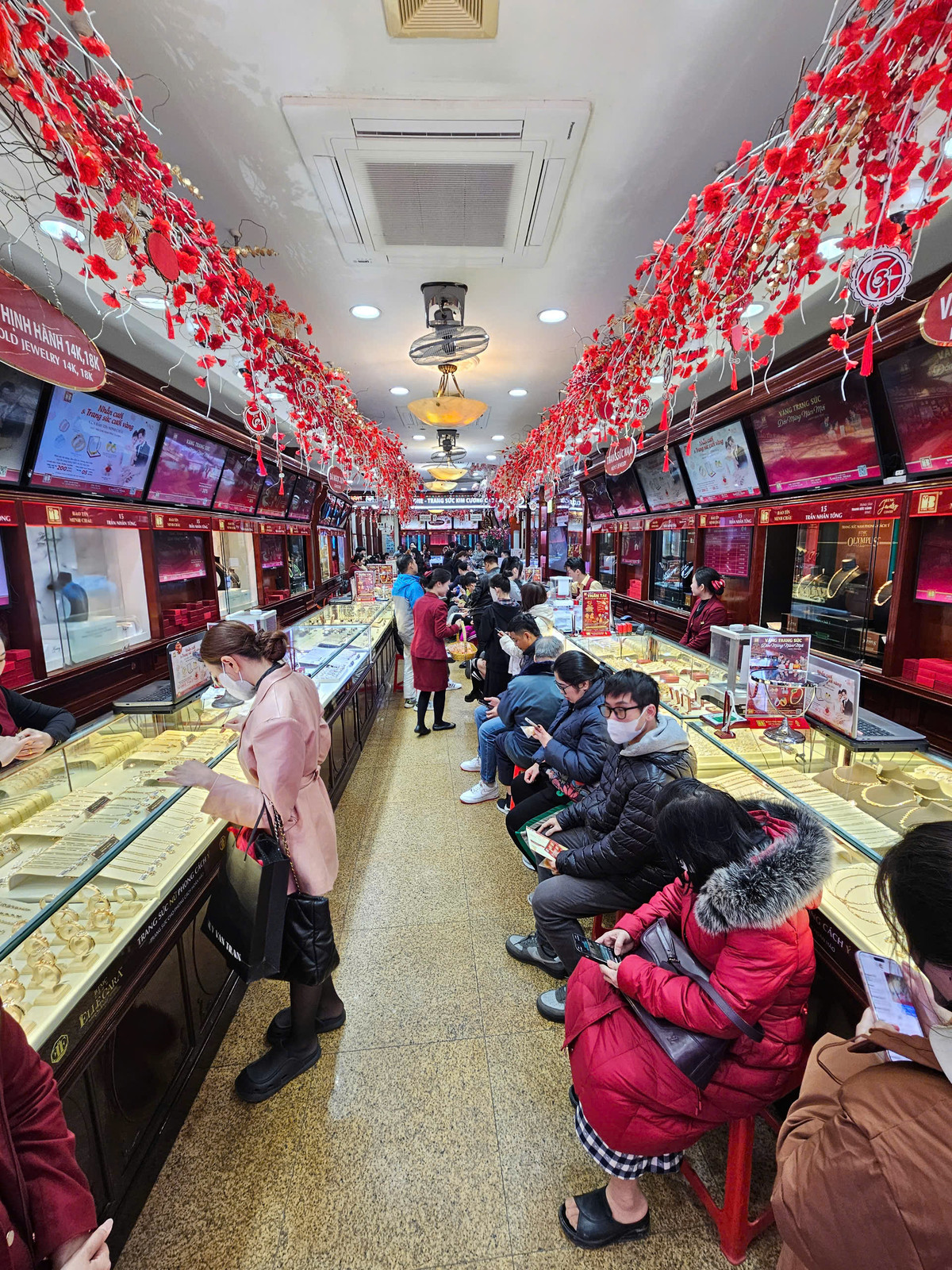 Giá vàng nhẫn được các doanh nghiệp giao dịch ở mức 88,1 - 90,6 triệu đồng/lượng (mua vào - bán ra), tăng 100.000 đồng/lượng so với hôm qua. Ảnh: Thiên Anh