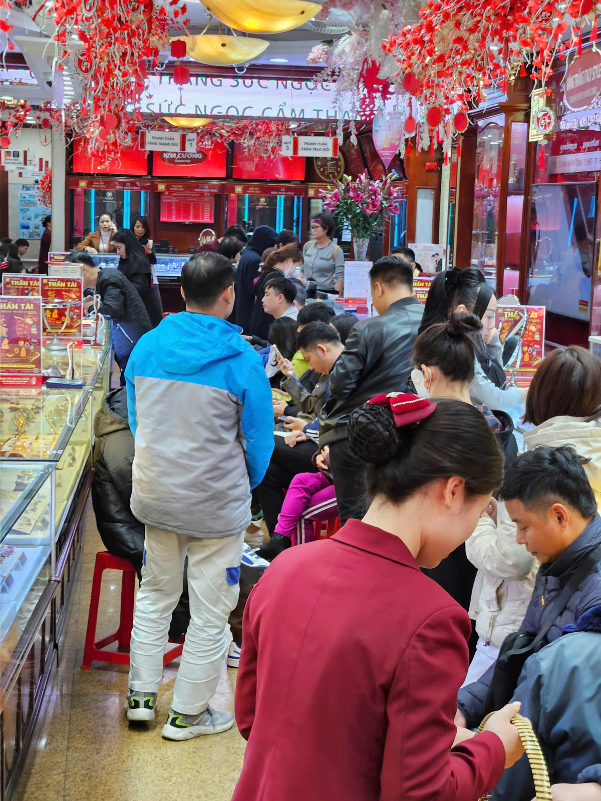 Trao đổi với báo chí, anh Nguyễn Hữu Thuyết - Chuyên viên kinh doanh phòng vàng trao đổi Công ty Vàng bạc đá quý Bảo Tín Minh Châu cho biết, những ngày đầu năm Ất Tỵ, lượng khách giao dịch tại các cơ sở kinh doanh khá đông, tăng khoảng 10 - 20% so với trước Tết. Ảnh: Thiên Anh