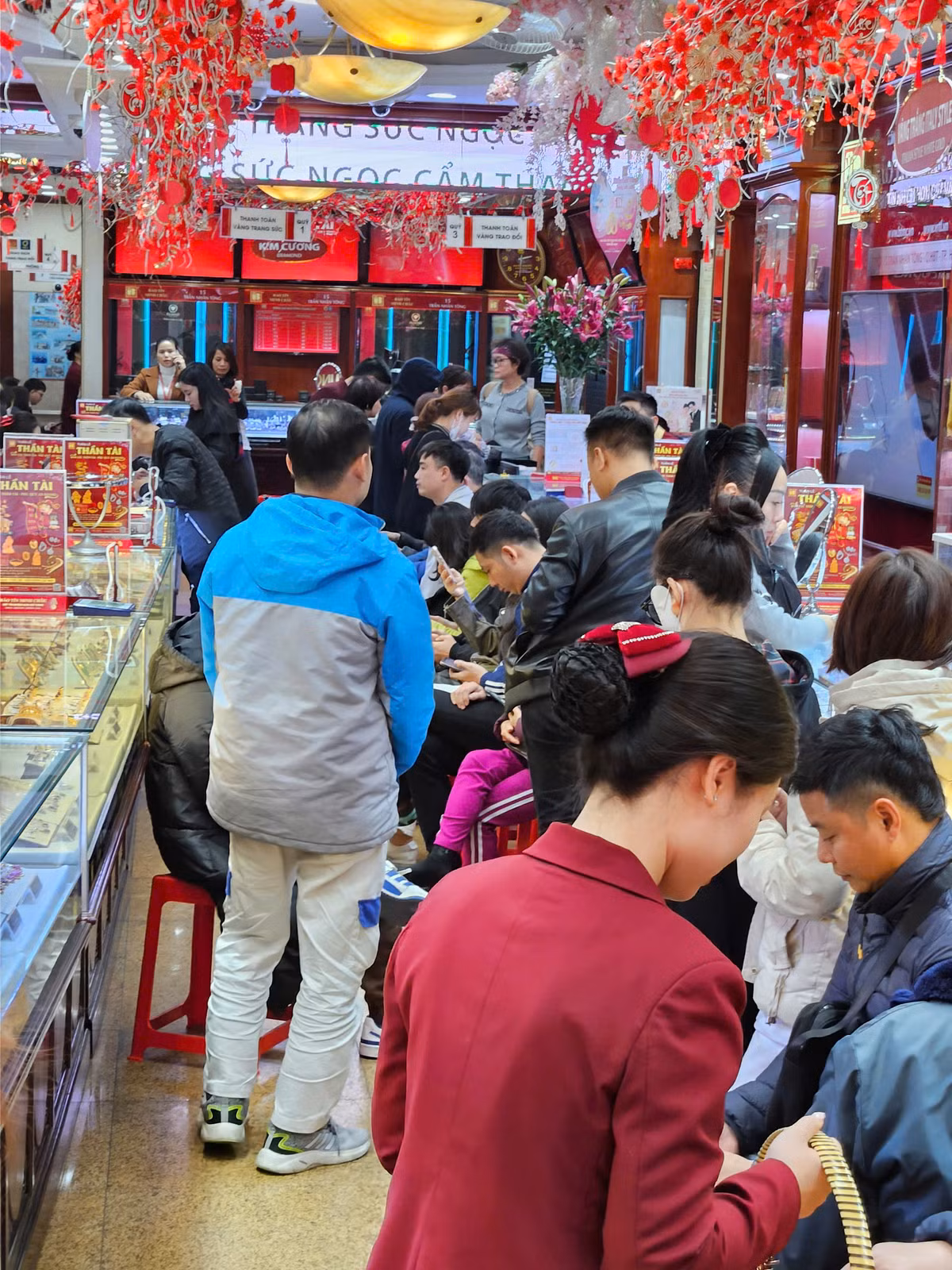 Trao đổi với báo chí, anh Nguyễn Hữu Thuyết - Chuyên viên kinh doanh phòng vàng trao đổi Công ty Vàng bạc đá quý Bảo Tín Minh Châu cho biết, những ngày đầu năm Ất Tỵ, lượng khách giao dịch tại các cơ sở kinh doanh khá đông, tăng khoảng 10 - 20% so với trước Tết. Ảnh: Thiên Anh