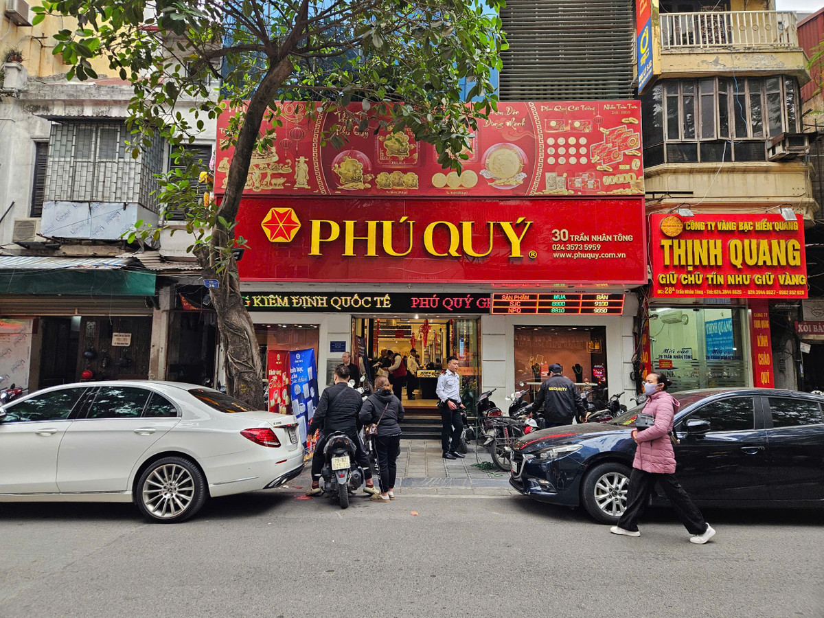 Cũng theo anh Hữu Thuyết, mhững năm gần đây, khách hàng có xu hướng mua vàng trước ngày Thần Tài, bắt đầu từ khoảng 6 Tết. Ảnh: Thiên Anh