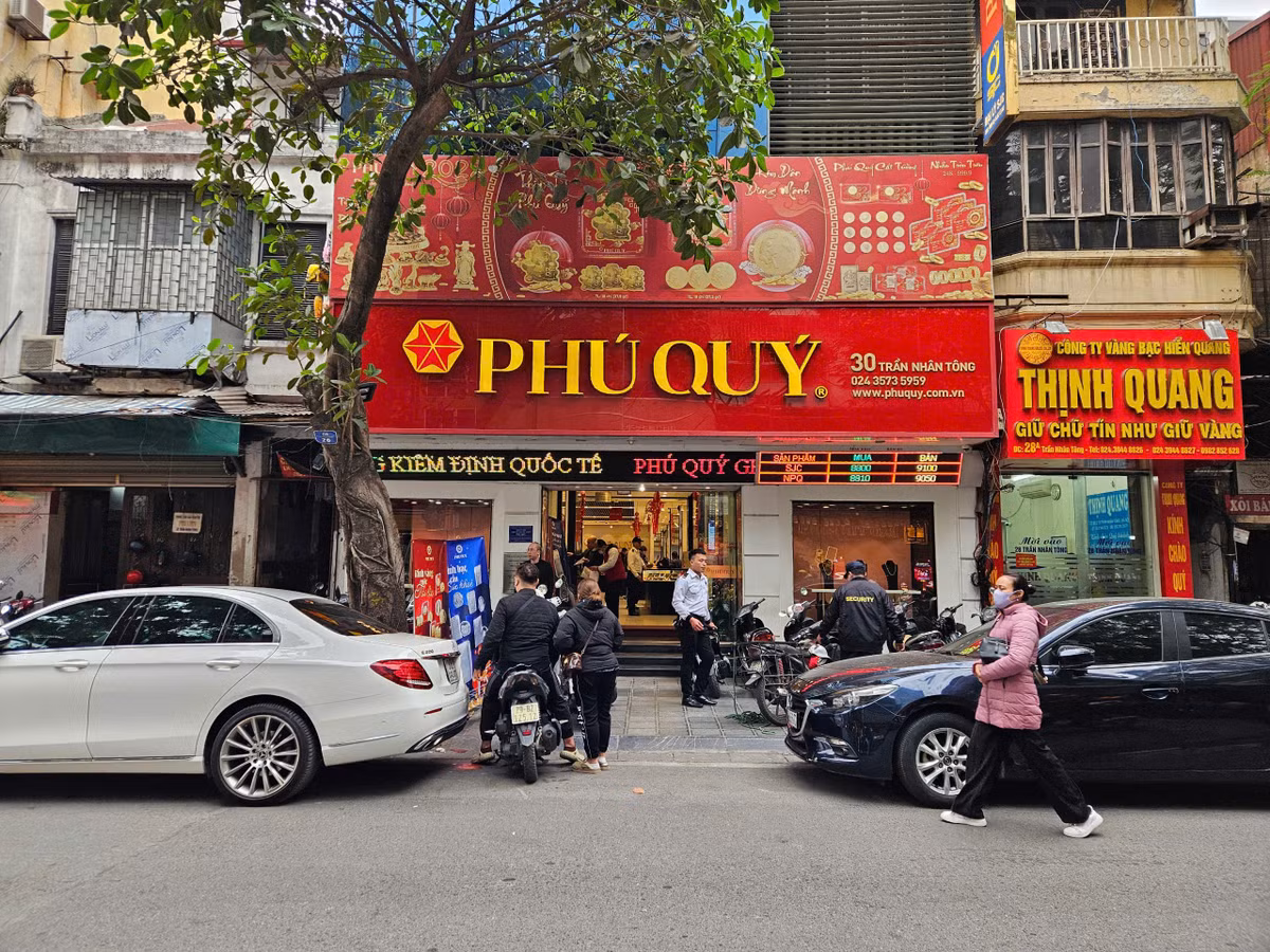 Cũng theo anh Hữu Thuyết, mhững năm gần đây, khách hàng có xu hướng mua vàng trước ngày Thần Tài, bắt đầu từ khoảng 6 Tết. Ảnh: Thiên Anh