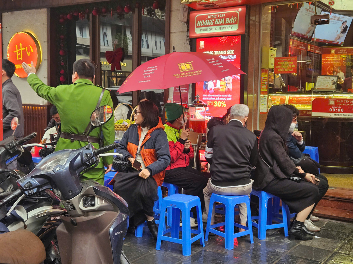 Sáng ngày 6/2 (tức mùng 9 tháng Giêng), tại "phố vàng" Trần Nhân Tông (quận Hoàn Kiếm, Hà Nội), rất đông người dân có mặt từ 7 giờ sáng trước các cửa hàng vàng PNJ, Phú Quý, Bảo Tín Minh Châu, Doji… xếp hàng chờ mua vàng. Ảnh: Thiên Anh
