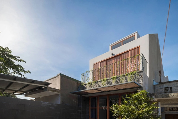 Để hạn chế nhiệt, kiến trúc sư thiết kế hệ cửa lùa 2 lớp trên tầng 2. Ảnh: SPACE+ Architecture