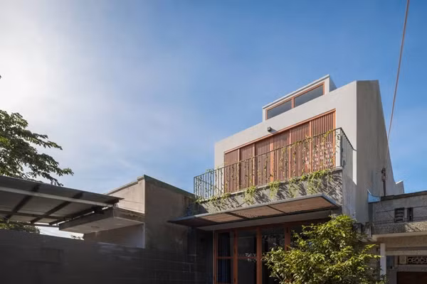 Để hạn chế nhiệt, kiến trúc sư thiết kế hệ cửa lùa 2 lớp trên tầng 2. Ảnh: SPACE+ Architecture