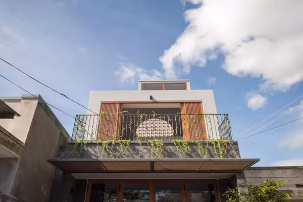 Khu vực riêng tư hơn được bố trí ở phía sau nhà và trên tầng 2. Ảnh: SPACE+ Architecture