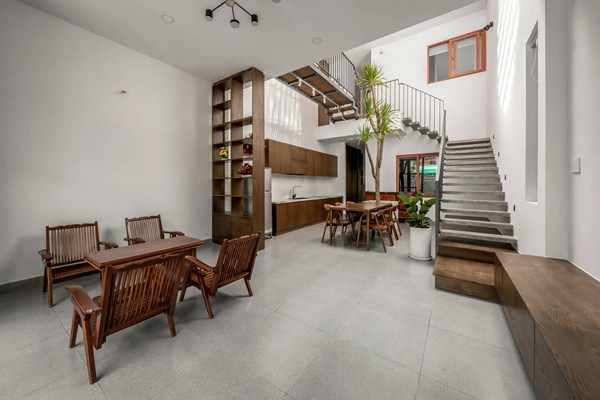 Thuộc dạng nhà ống với chiều ngang khoảng 5m, khu vực phòng khách, bếp và phòng ăn được thiết kế mở, liền mạch. Ảnh: SPACE+ Architecture