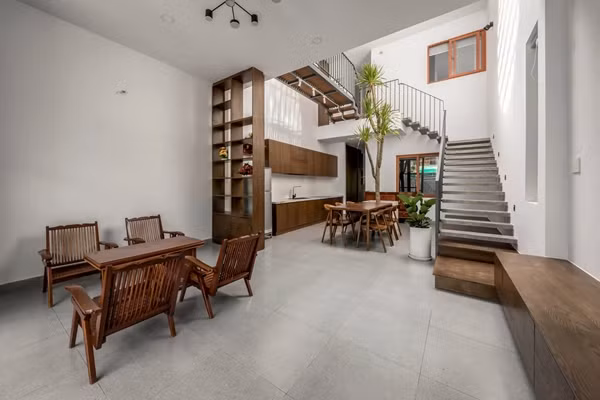 Thuộc dạng nhà ống với chiều ngang khoảng 5m, khu vực phòng khách, bếp và phòng ăn được thiết kế mở, liền mạch. Ảnh: SPACE+ Architecture