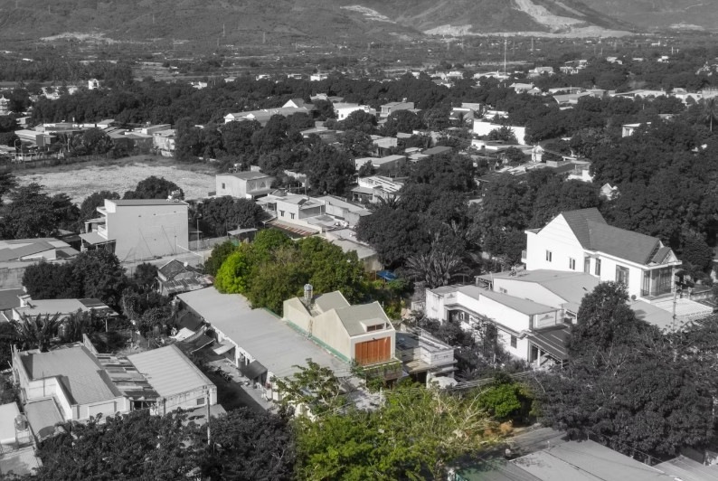 Ngôi nhà nổi bật với hình dáng mái dốc nhấp nhô hài hòa cùng với những mái nhà truyền thống của cư dân lân cận. Ảnh: SPACE+ Architecture