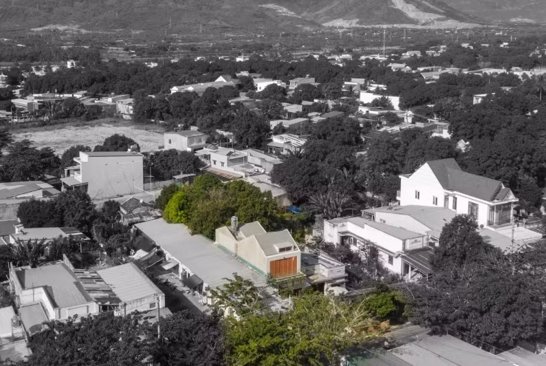 Ngôi nhà nổi bật với hình dáng mái dốc nhấp nhô hài hòa cùng với những mái nhà truyền thống của cư dân lân cận. Ảnh: SPACE+ Architecture