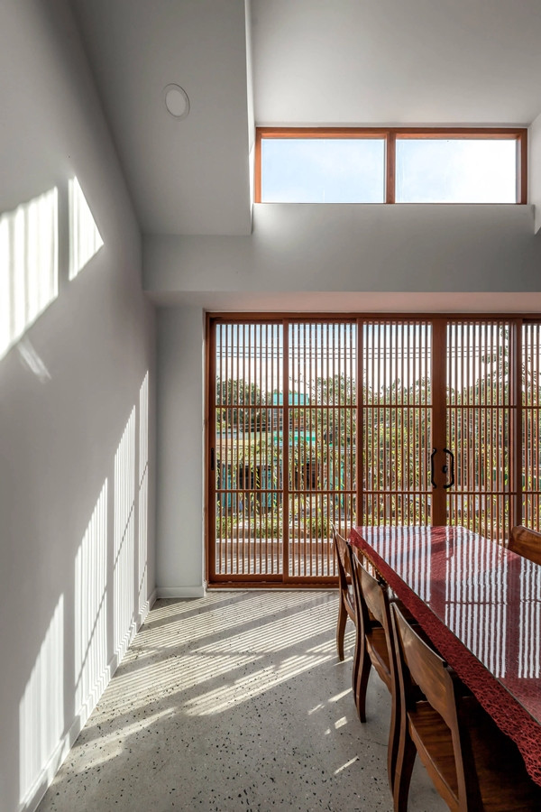 Cửa sổ trời kết hợp cửa dạng thanh lam giúp tạo hiệu ứng ánh sáng đẹp mắt. Ảnh: SPACE+ Architecture