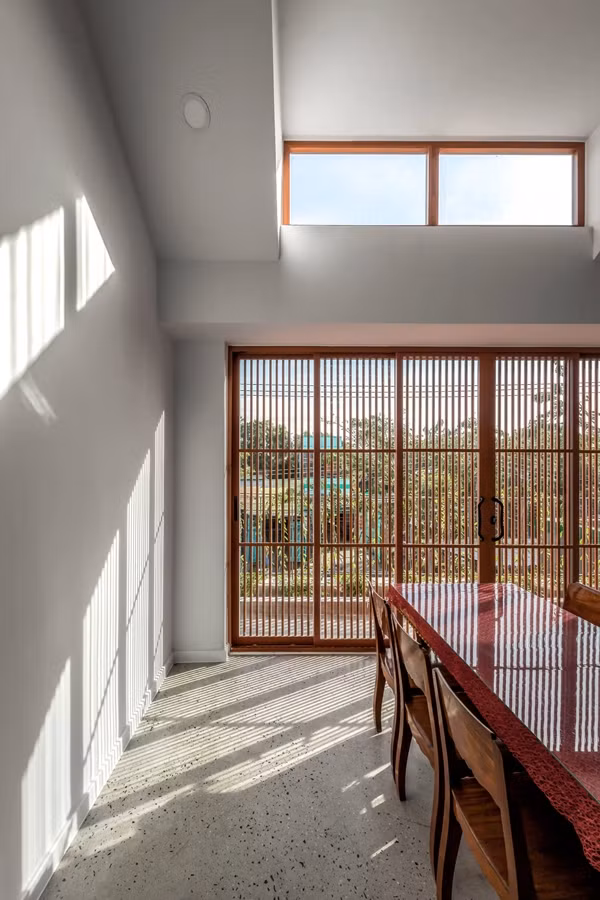 Cửa sổ trời kết hợp cửa dạng thanh lam giúp tạo hiệu ứng ánh sáng đẹp mắt. Ảnh: SPACE+ Architecture