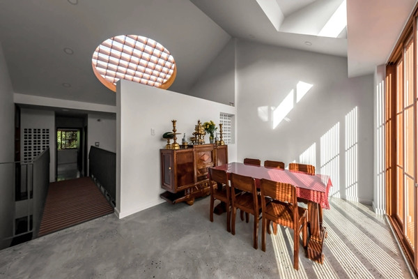 Phòng thờ cũng nằm trên tầng 2, phía trước nhà phù hợp phong thủy. Ảnh: SPACE+ Architecture