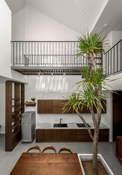 Trong đó, khu vực bếp và phòng ăn được chú trọng, nằm ở trung tâm nhà, phía dưới giếng trời. Ảnh: SPACE+ Architecture