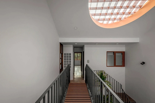 Phía trước và sau của tầng 2 liên kết với nhà bởi chiếc cầu treo thép. Ảnh: SPACE+ Architecture