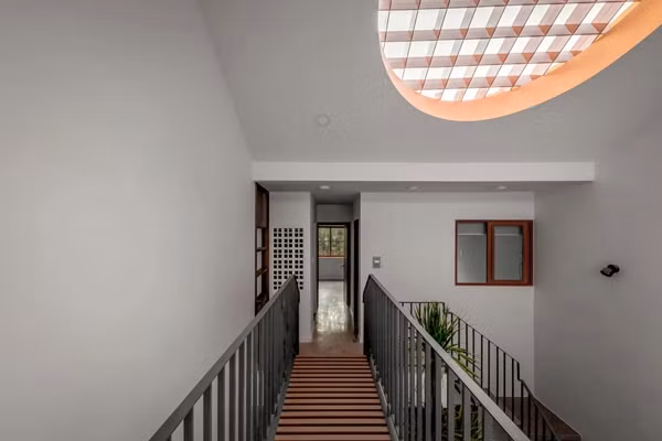 Phía trước và sau của tầng 2 liên kết với nhà bởi chiếc cầu treo thép. Ảnh: SPACE+ Architecture