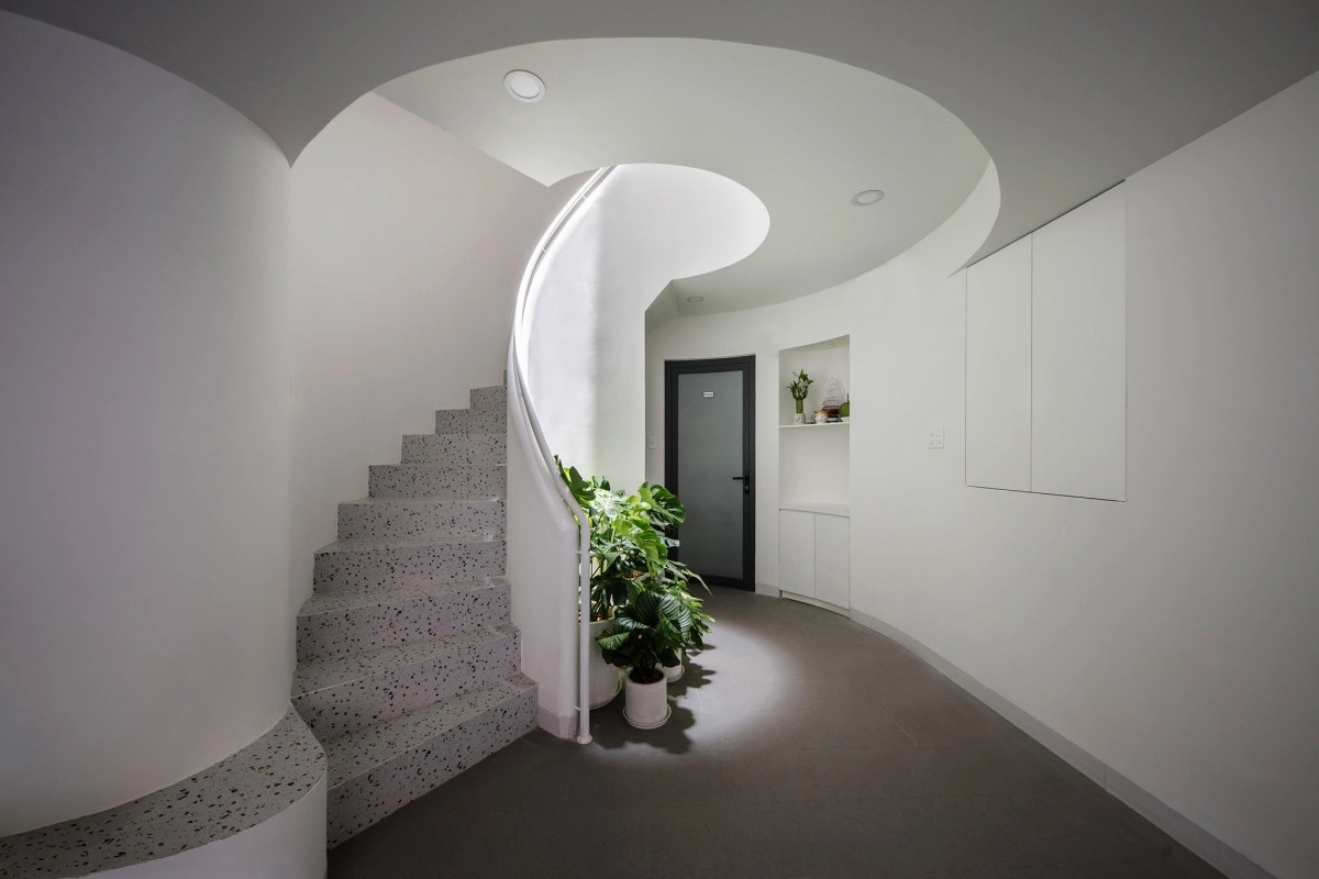 Tầng 1 là không gian sân trước, sảnh vào và một khoảng vườn nhỏ ngay dưới giếng trời. Ảnh: ROOM+ Design &amp; Build