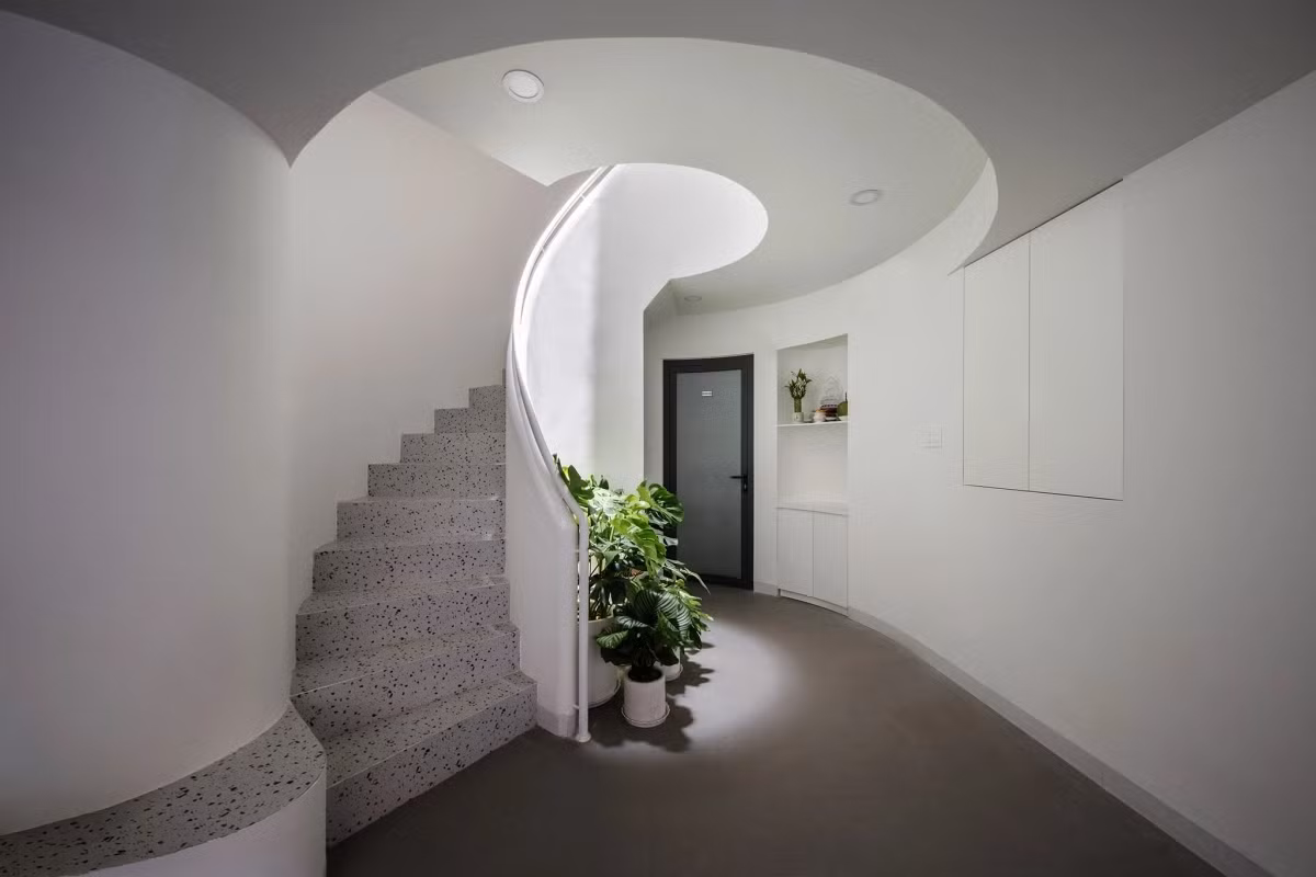 Tầng 1 là không gian sân trước, sảnh vào và một khoảng vườn nhỏ ngay dưới giếng trời. Ảnh: ROOM+ Design &amp; Build