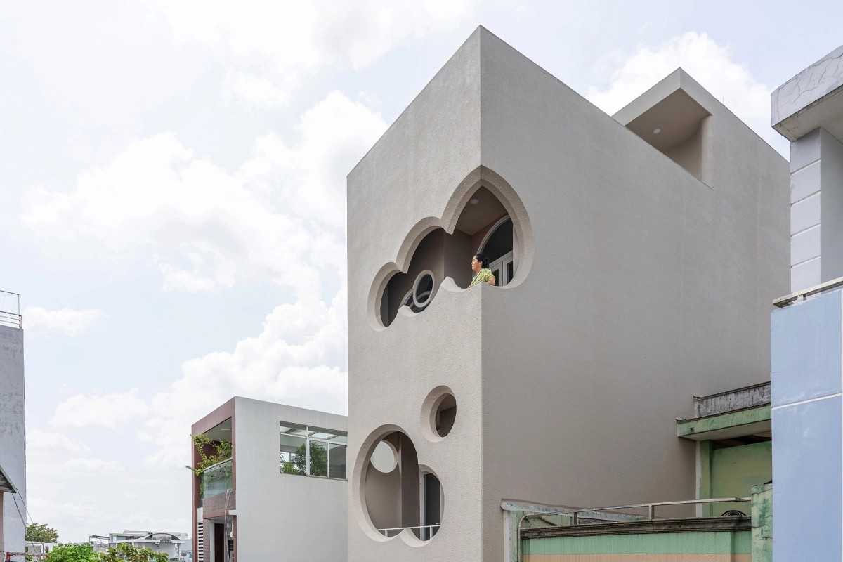 Điểm nhấn của ngôi nhà là các ô thoáng và cửa sổ tạo hình tựa như những đám mây. Ảnh: ROOM+ Design &amp; Build