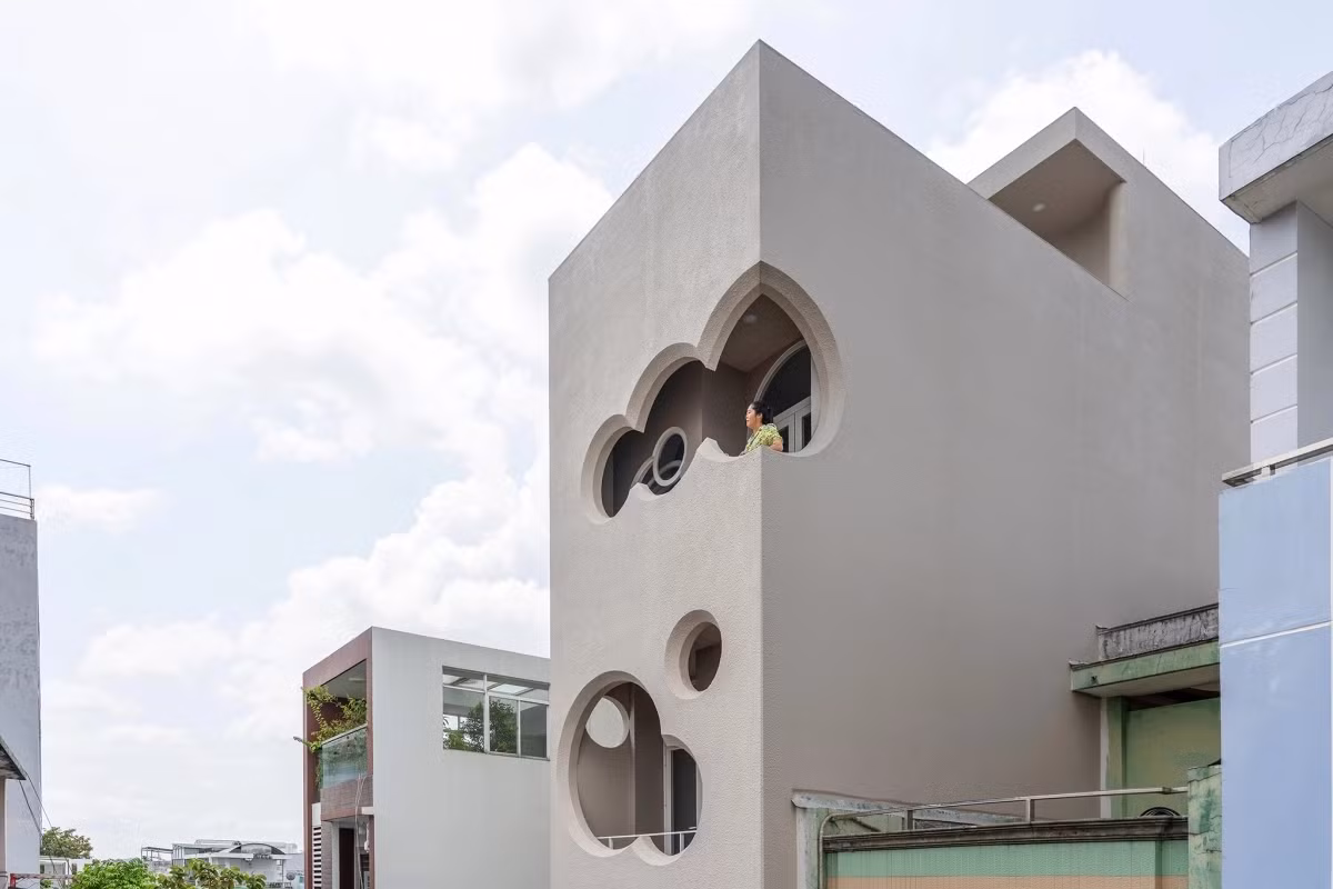 Điểm nhấn của ngôi nhà là các ô thoáng và cửa sổ tạo hình tựa như những đám mây. Ảnh: ROOM+ Design &amp; Build