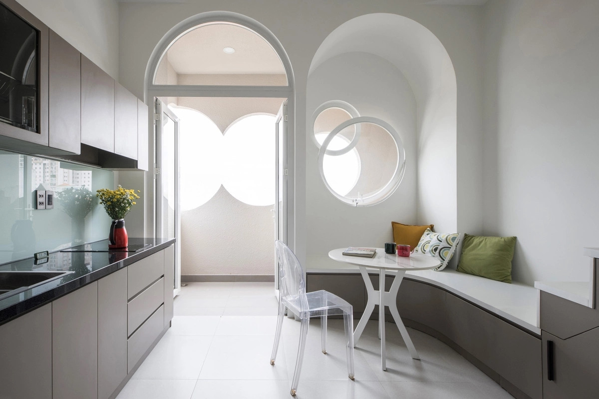 Mỗi phòng được bố trí đầy đủ công năng như một căn hộ thu nhỏ, gồm bếp, khu tiếp khách, phòng ngủ và phòng vệ sinh. Ảnh: ROOM+ Design &amp; Build