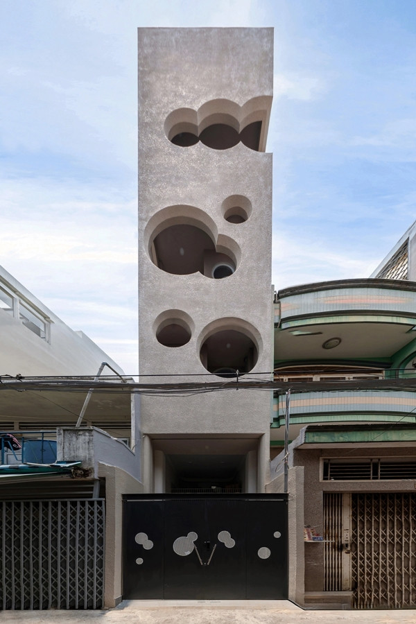 Nằm trong khu sầm uất tại TP HCM, ngôi nhà 5 tầng được xây dựng trên khu đất rộng 70 m2. Ảnh: ROOM+ Design &amp; Build