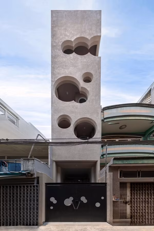 Nằm trong khu sầm uất tại TP HCM, ngôi nhà 5 tầng được xây dựng trên khu đất rộng 70 m2. Ảnh: ROOM+ Design &amp; Build