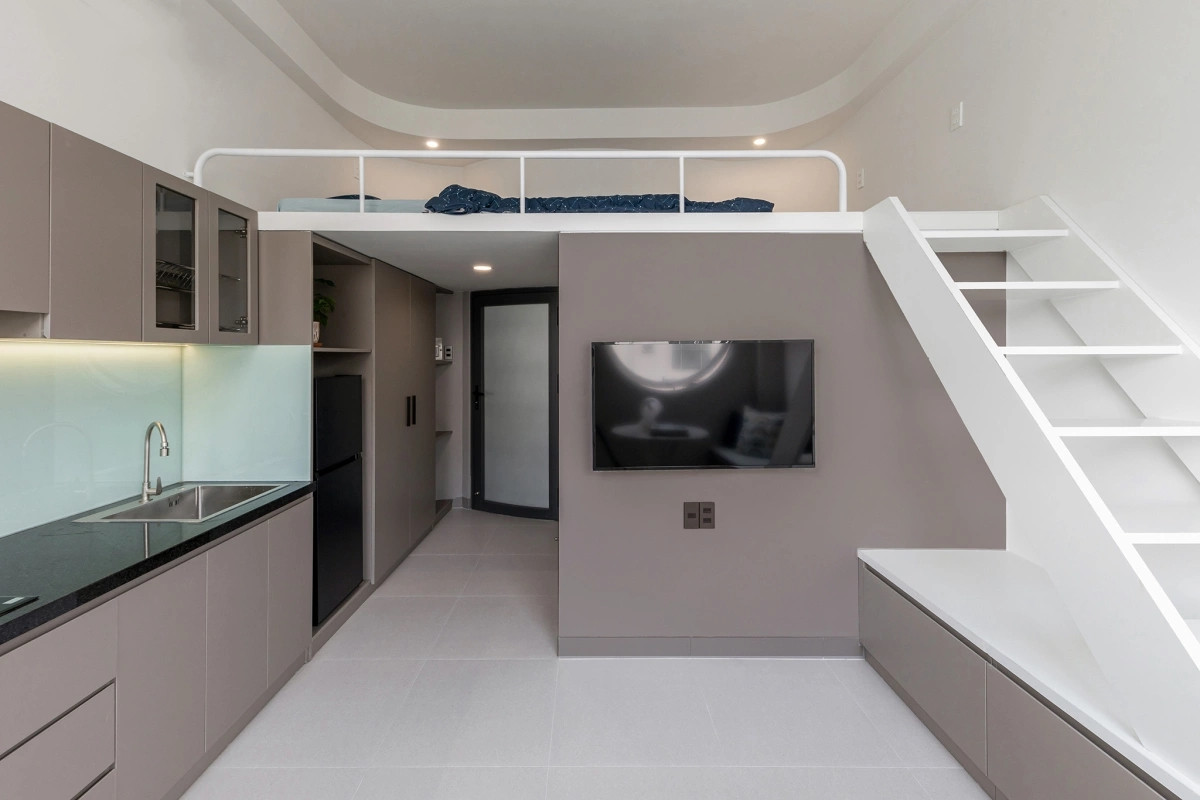 Bàn ghế, tủ kệ được thiết kế đa năng, phù hợp với cấu trúc gác lửng. Ảnh: ROOM+ Design &amp; Build