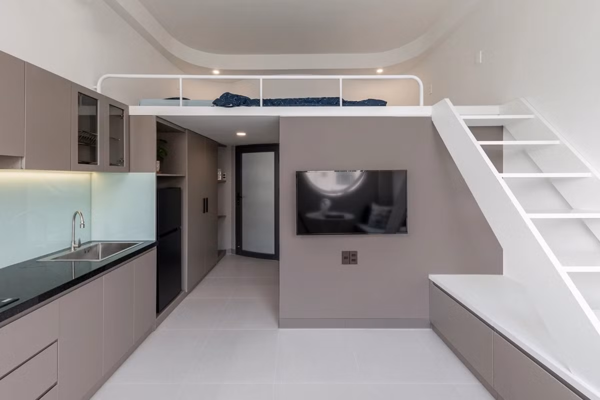 Bàn ghế, tủ kệ được thiết kế đa năng, phù hợp với cấu trúc gác lửng. Ảnh: ROOM+ Design &amp; Build