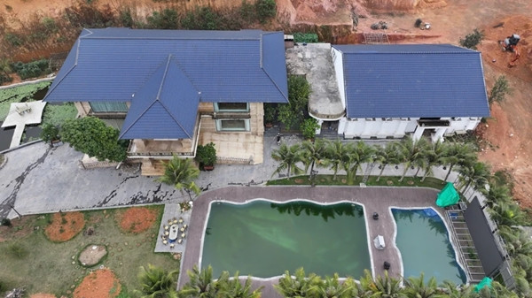 Biệt thự chia thành các khu nhà, hồ bơi và nhiều khu vực bố trí các tiểu cảnh, cây cảnh. Ảnh: Plo