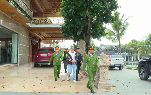 Sau khi Tuấn "trắng" bị cơ quan chức năng đưa đi vào ngày 6/3, căn biệt thự đóng cửa im lìm. Ảnh: CA tỉnh Phú Thọ