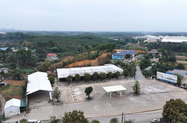 Trạm dừng nghỉ Ngọc Anh do Tuấn "trắng" quản lý rộng hàng nghìn m2, nằm giáp Quốc lộ 2, thuộc địa bàn của xã Phú Hộ, thị xã Phú Thọ và xã Phú Lộc, huyện Phù Ninh. Sát vách trạm dừng nghỉ là căn biệt phủ của Tuấn "trắng". Ảnh: Vietnamnet