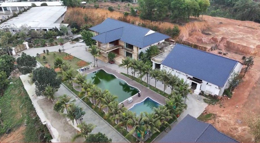 Toàn cảnh khuôn viên biệt thự nhìn từ trên cao. Ảnh chụp màn hình Znews