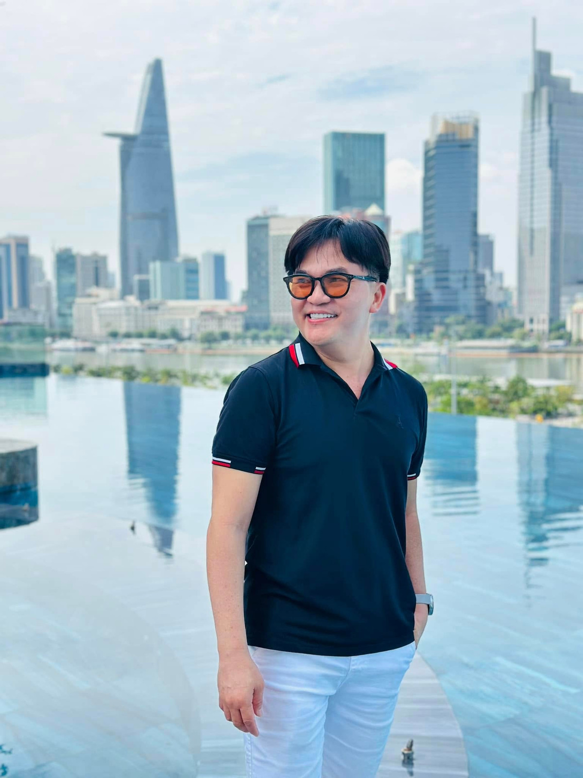 Đa tài, đắt show và chăm chỉ làm nghề, công chúng ưu ái gọi Đại Nghĩa là "MC giàu nhất Việt Nam". Tuy nhiên, anh từ chối và không muốn gắn tên mình với bất kỳ danh xưng nào. Ảnh: FB Bùi Đại Nghĩa