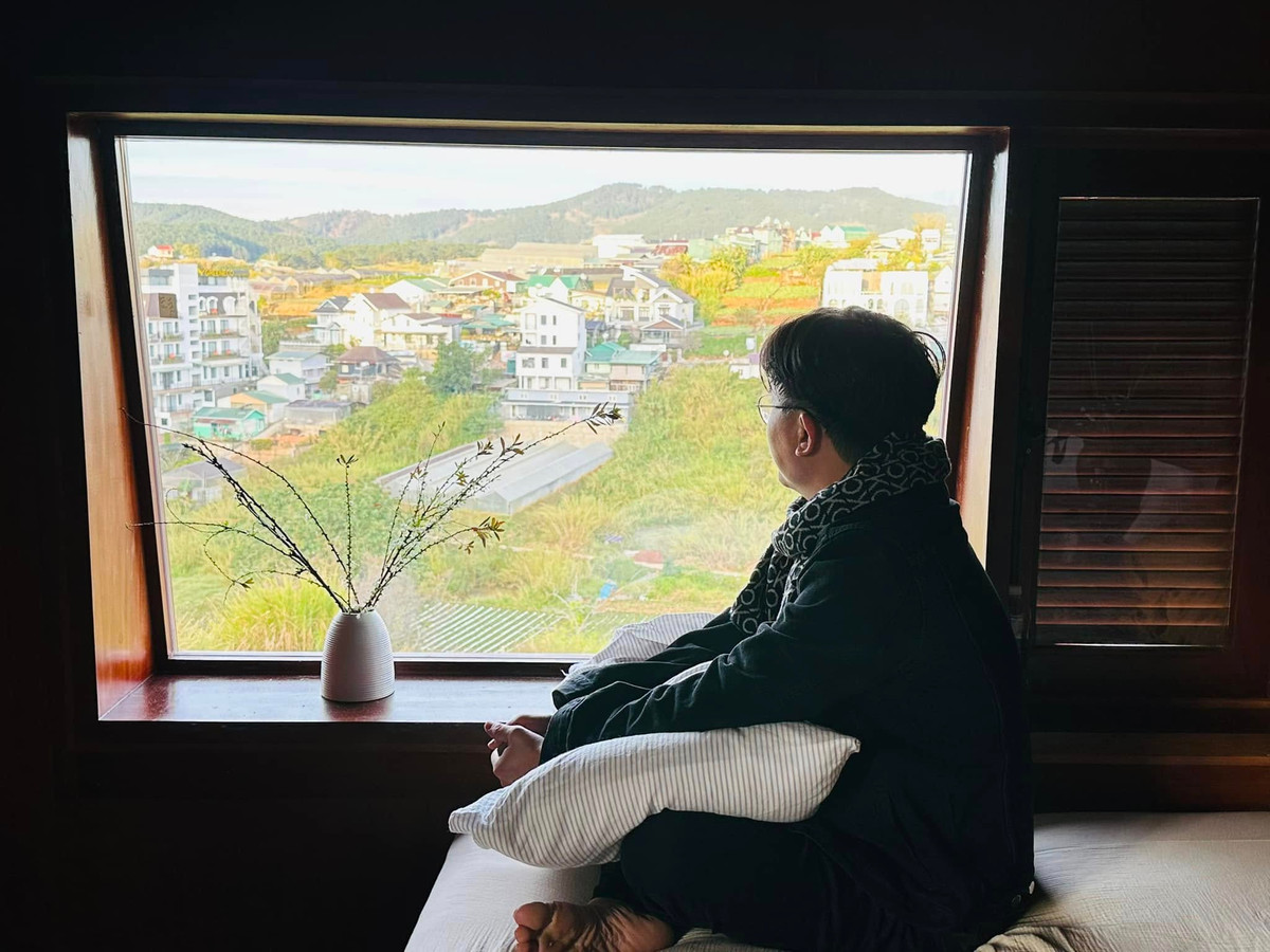 Dịp Tết vừa qua, nam MC có buổi sáng đầu tiên tại Mộc Hương Viên. Đại Nghĩa cho biết: "Mở cửa để không khí lạnh ùa vào cùng với mùi thơm của hoa cỏ, mọi thứ nhẹ nhàng và bình yên". Ảnh: FBNV