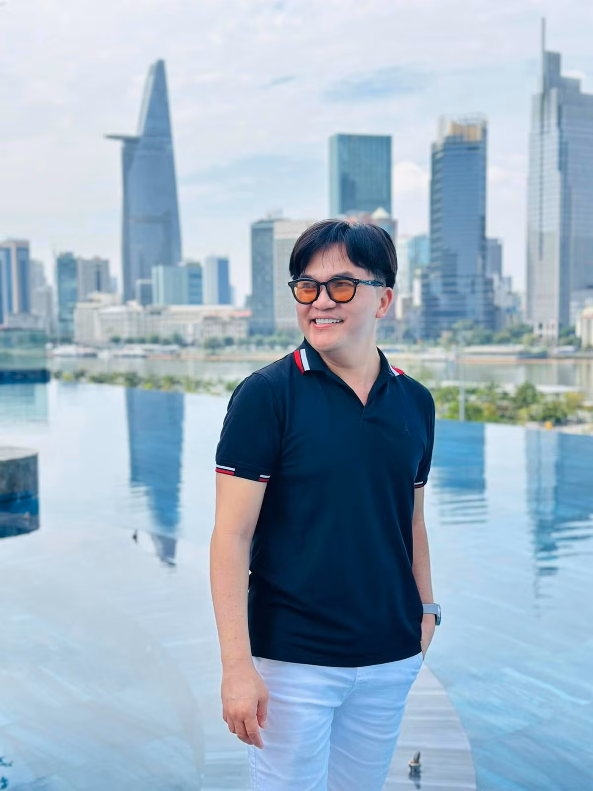 Đa tài, đắt show và chăm chỉ làm nghề, công chúng ưu ái gọi Đại Nghĩa là "MC giàu nhất Việt Nam". Tuy nhiên, anh từ chối và không muốn gắn tên mình với bất kỳ danh xưng nào. Ảnh: FB Bùi Đại Nghĩa