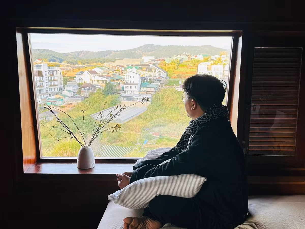 Dịp Tết vừa qua, nam MC có buổi sáng đầu tiên tại Mộc Hương Viên. Đại Nghĩa cho biết: "Mở cửa để không khí lạnh ùa vào cùng với mùi thơm của hoa cỏ, mọi thứ nhẹ nhàng và bình yên". Ảnh: FBNV