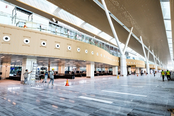 Lớp mái thiết kế cong mềm mại kéo dài từ ga đến khu phức hợp thương mại - văn phòng, gợi hình ảnh tà áo dài Việt Nam, biểu tượng cho sự duyên dáng, thanh lịch. Ảnh: Người lao động