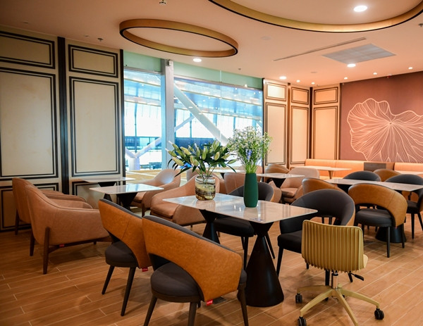 Ngoài ra, nhà ga T3 còn thiết kế một khu vực riêng biệt dành cho khách VIP, hạng thương gia và khách ưu tiên, đảm bảo trải nghiệm dịch vụ cao cấp và tiện nghi. Ảnh: Vietnamnet