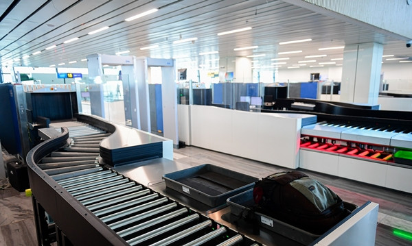 Nhà ga trang bị 25 cửa kiểm soát an ninh và các băng chuyền tự động, giúp tiết kiệm thời gian cho hành khách. Ảnh: Vietnamnet