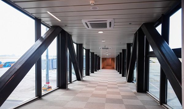 Nhà ga có 27 cửa ra máy bay, trong đó 13 cửa sử dụng cầu ống lồng và 14 cửa phục vụ bằng xe buýt, cùng với 6 đảo xử lý hành lý đi và 10 đảo trả hành lý đến. Ảnh: Vietnamnet