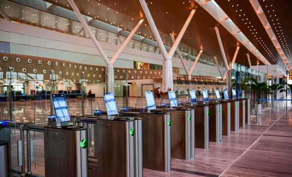 Đặc biệt, nhà ga sử dụng các công nghệ hàng không hiện đại như: Hệ thống ACV self servies hỗ trợ hành khách tự làm thủ tục trên ki-ốt check-in dùng chung; hành khách tự làm thủ tục ký gửi hành lý, sau đó có thể ra tàu bay tự động thông qua thiết bị E-gate. Ảnh: Vietnamnet