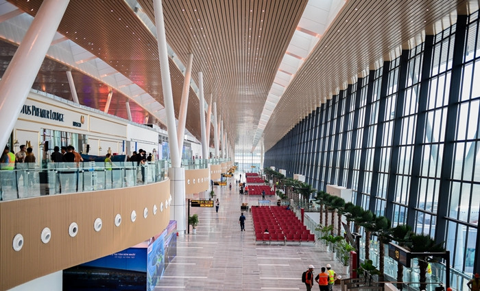 Không gian bên trong nhà ga được bố trí khoa học và hiện đại với 90 quầy thủ tục truyền thống, 20 quầy thả hành lý tự động và 42 kiosk check-in tự phục vụ, giúp tối ưu hóa thời gian làm thủ tục cho hành khách. Ảnh: Vietnamnet